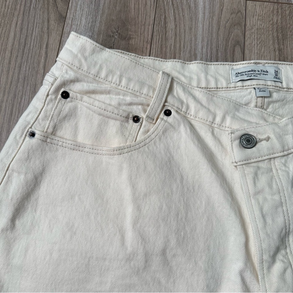 NEW Abercrombie & Fitch The 90s Relaxed Cutoff Short
High Rise size 18 cream - Picture 2 of 9